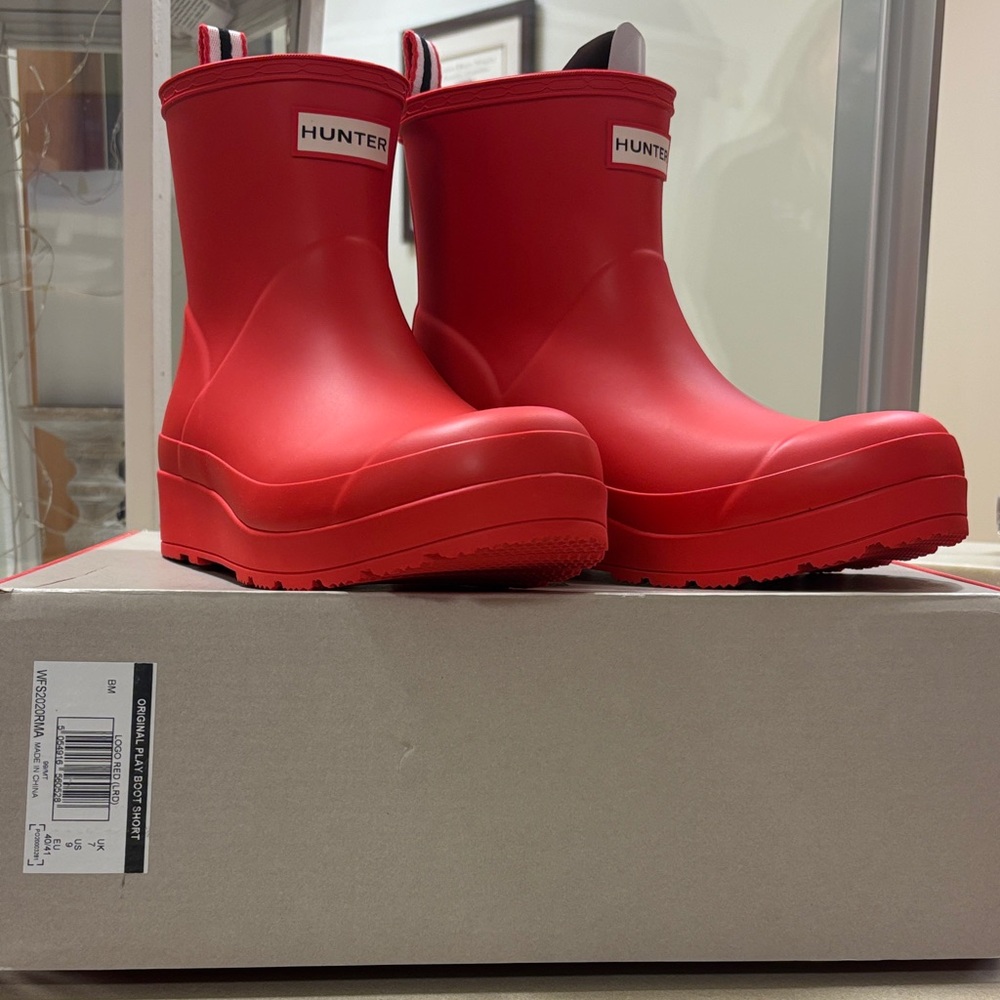 Hunter Bold Red Waterproof Boots!!! Brand new!! Never worn!